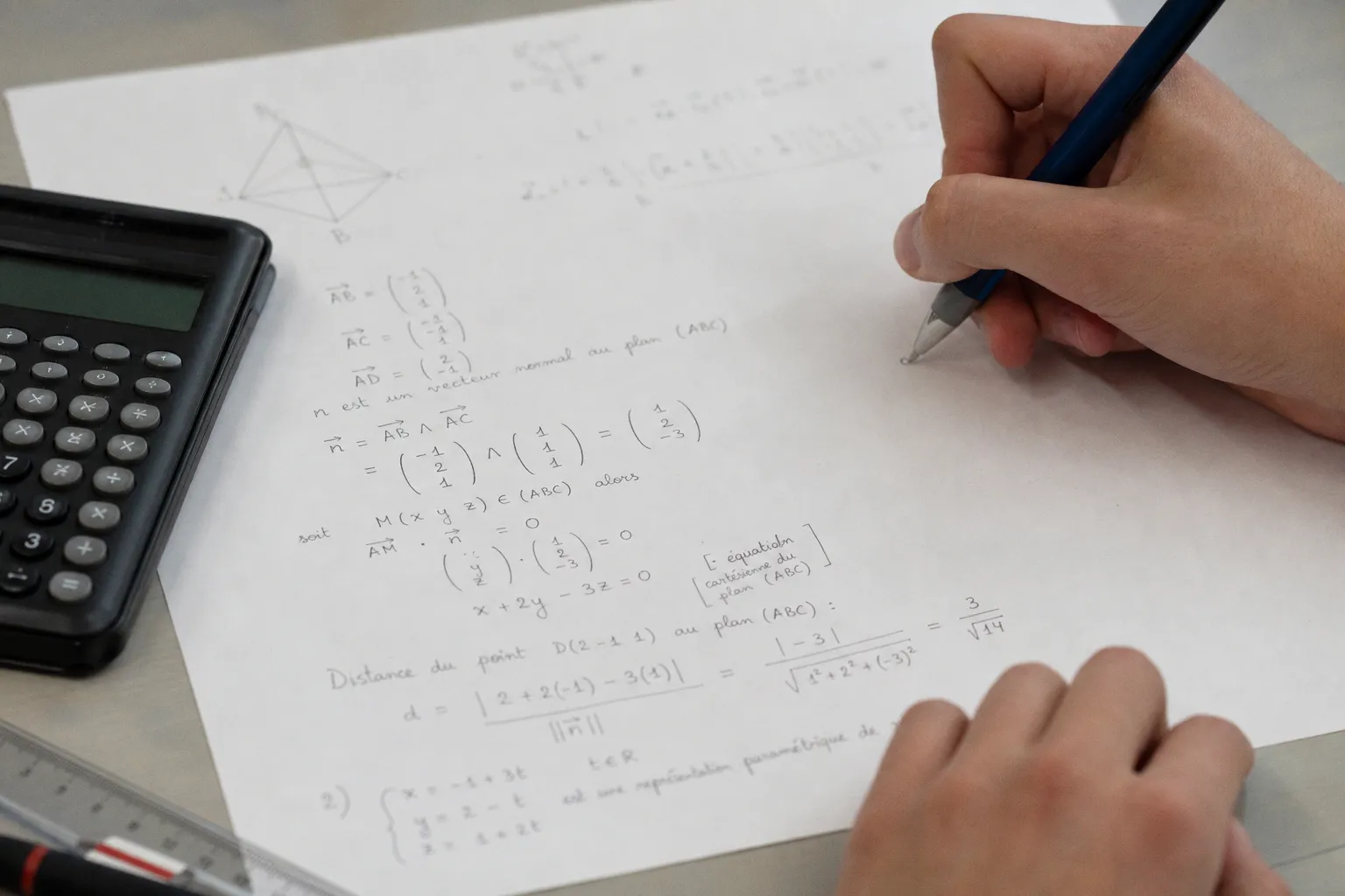 Apprendre à résoudre des problèmes de mathématiques complexes comme aux OIM