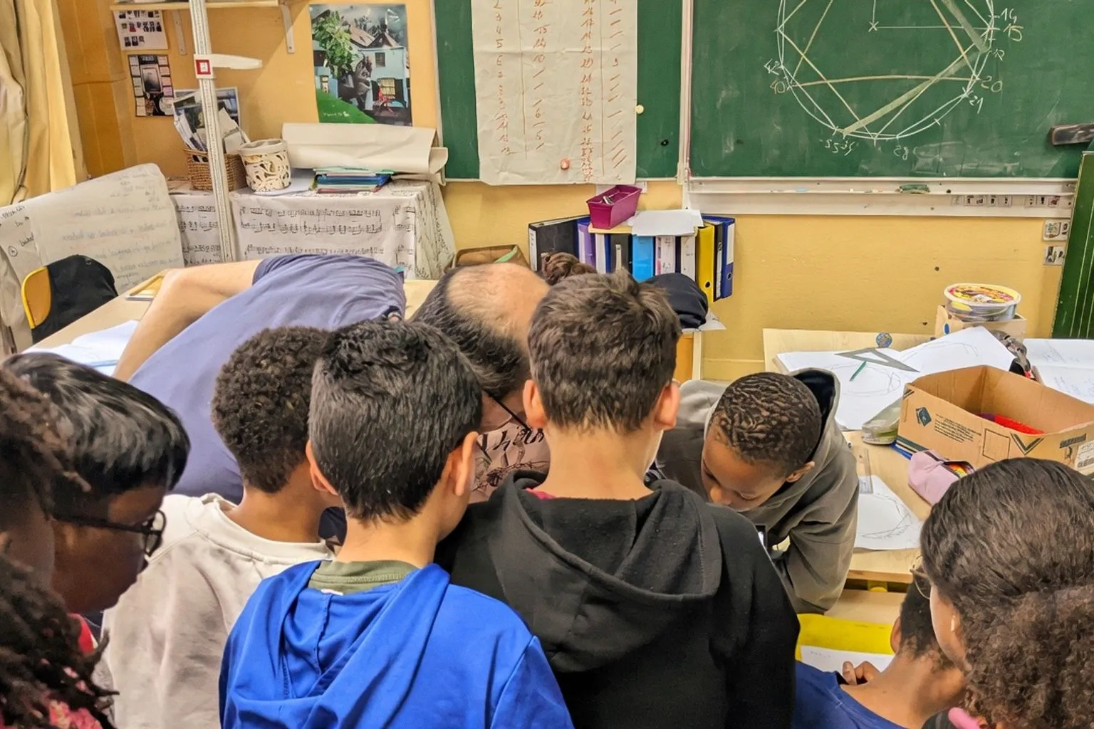 Apprendre les mathématiques par le jeu : une méthode concrète pour le collège