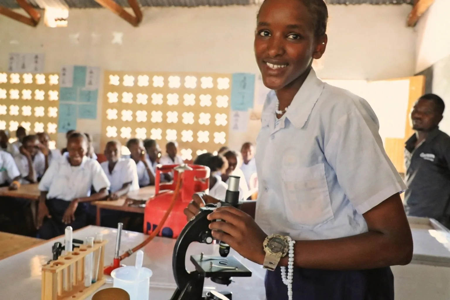 Apprendre les sciences par l'expérimentation : leçons du Kenya pour les collégiens